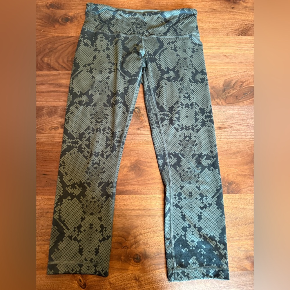 Lululemon size 6 Wunder Under Crop III Leggings Ziggy Snake Fatigue Green No Tag